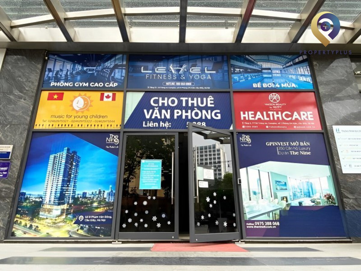 Sảnh lễ tân tòa nhà Trường Thịnh với bảng thông tin và cửa kính hiện đại